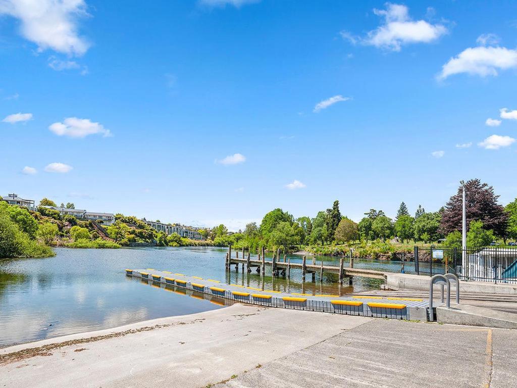 Central Riverside Retreat - Taupo Holiday Home Exterior foto
