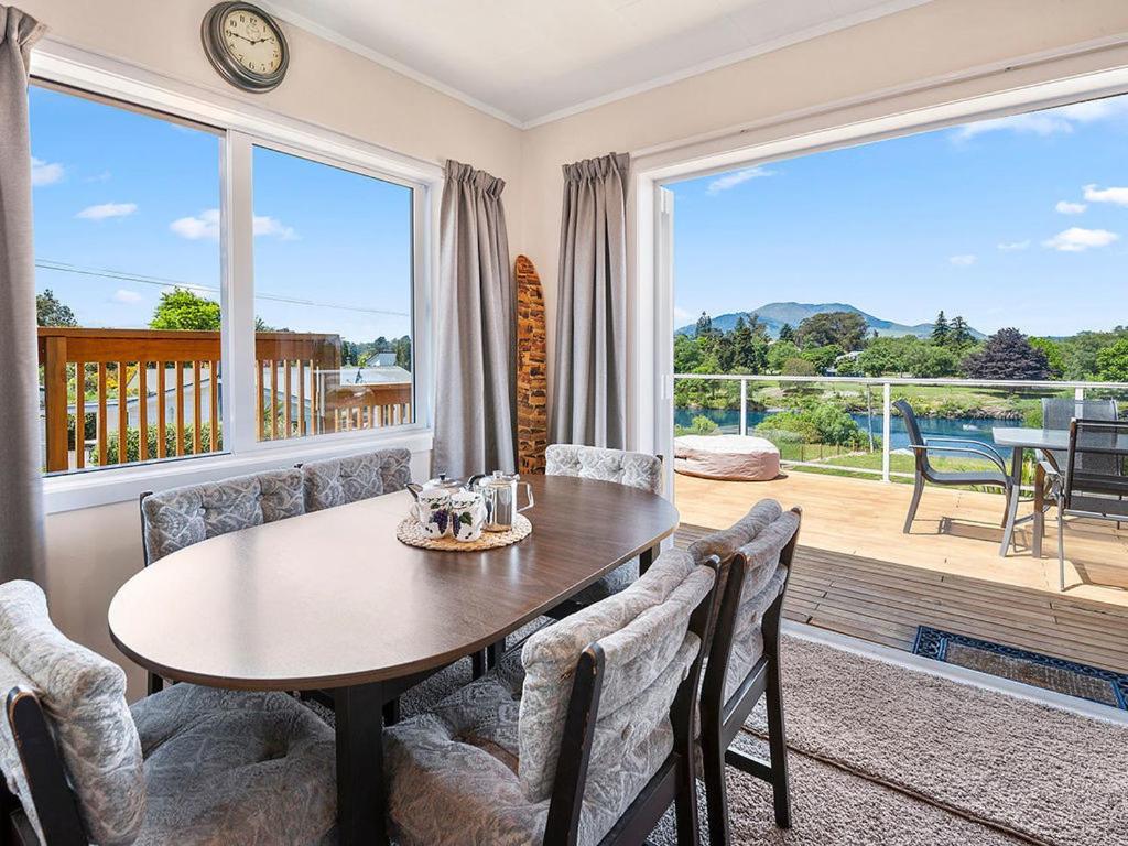 Central Riverside Retreat - Taupo Holiday Home Exterior foto